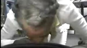 Η ώριμη μιλφ προσφέρει χειραψία σε έναν οδηγό ρυμουλκούμενου για το αυτοκίνητό της